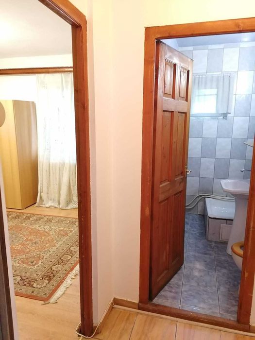 Inchiriez o camera cu baie proprie