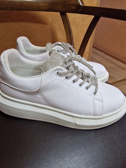 Продаётся обувь , обувала 2 раза,