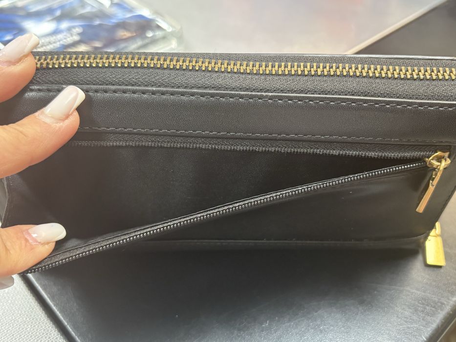 Портфейл на Guess отлично състояние