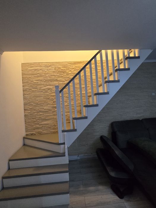 Vand scara de lemn,mana curenta,balustri,trepte,contratrepte.