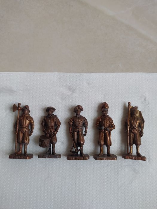 продавам колекции на фигурки от киндер на серии