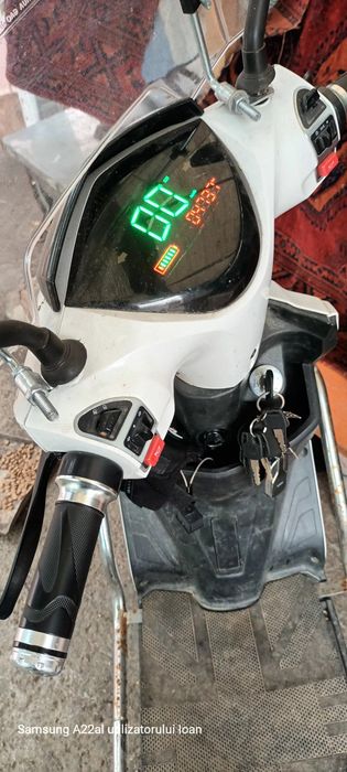 Scuter electric în stare bună și asigurat pe un an