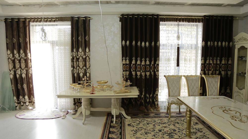 2 qavatli xovli Tanhause,  podval, remontlari bilan,