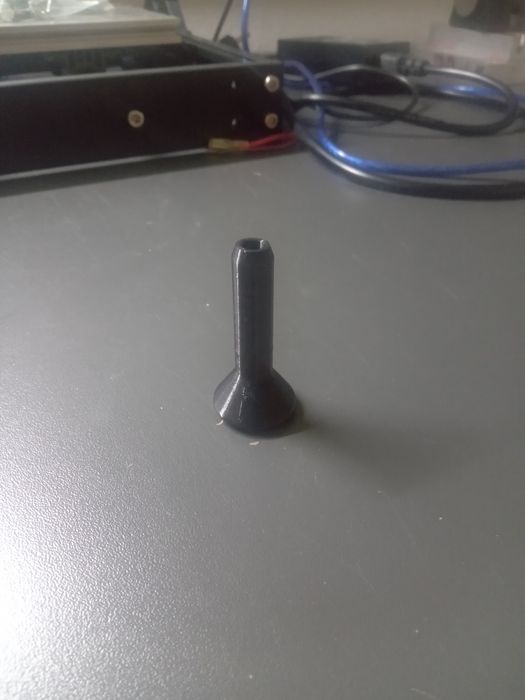 Бутон за сваляне на задни седалки на Toyota Yaris gen 3 - дизайнерски