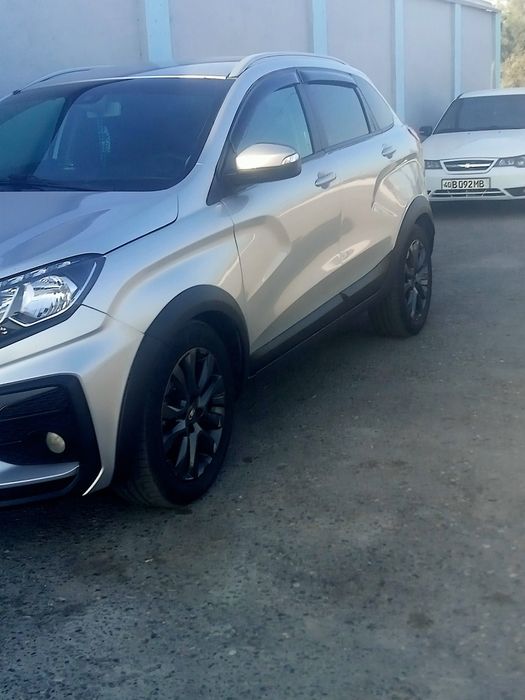 Lada xray cros 2019 yil