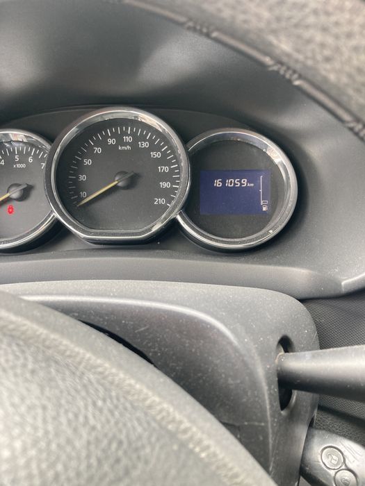 Логан 2015 год 1,6 мотор 8 клапаный