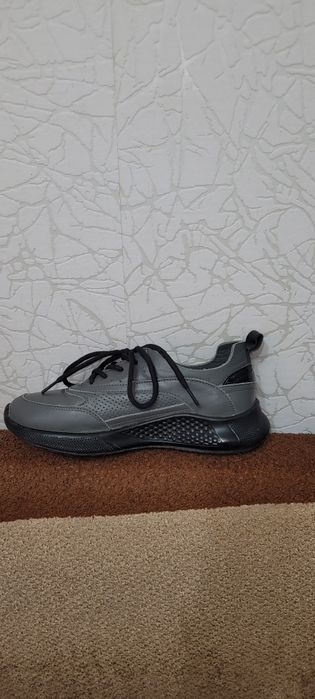 Продам спортивные туфли