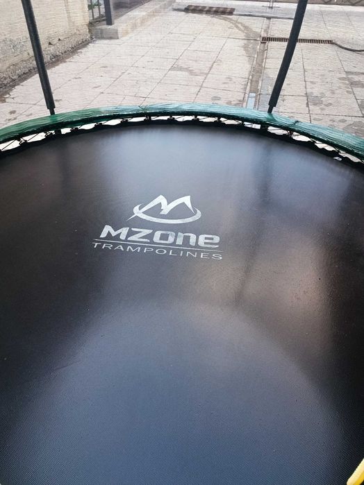 Батут с защитной сеткой