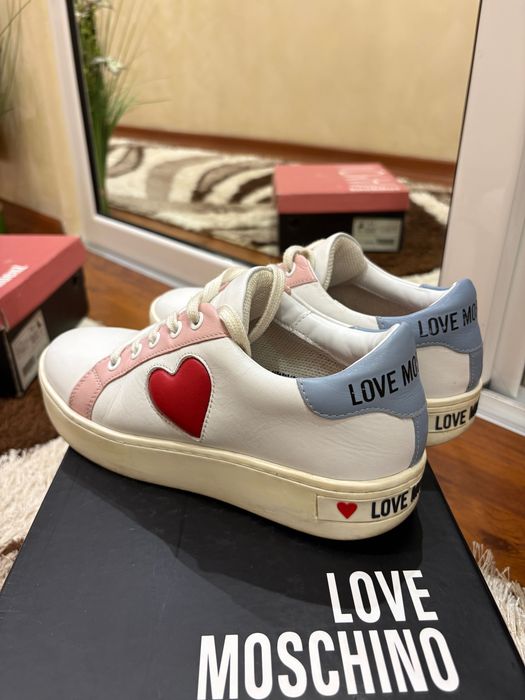 Кецове Love Moschino и боти  естествен пух