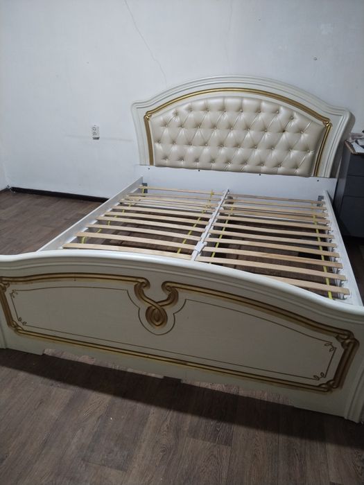 Двуспальная кровать