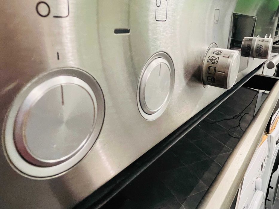 Комплект за вграждане: Фурна Bosch HEG73B450 с индукционен плот
