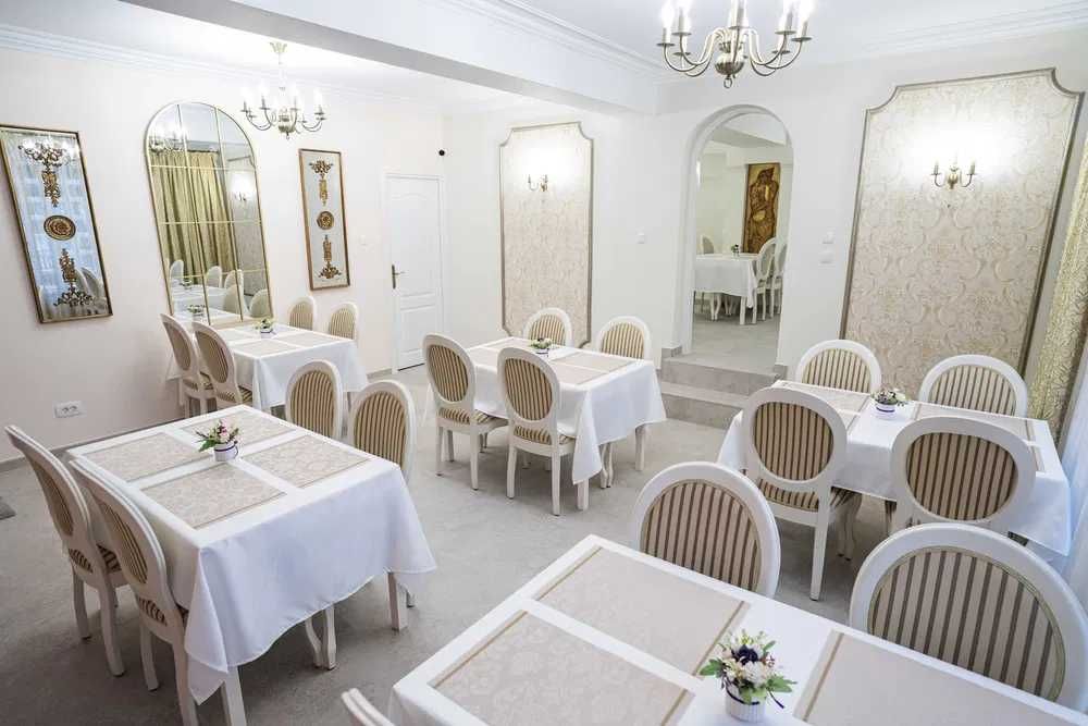 Ofer spre inchiriere in Suceava, ultracentral, la strada, spatiu parter, pentru farmacie, cabinete medicale, notariat, cabinete avocatura, birouri