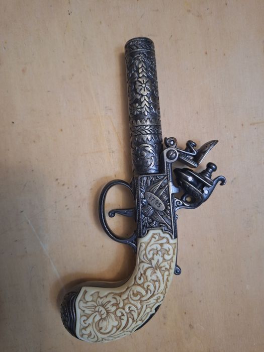 Se vinde pistol panoplie.