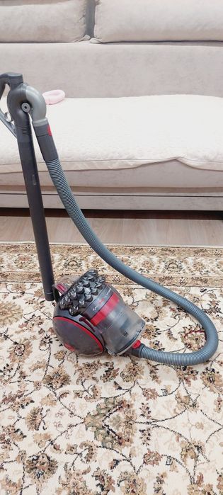 Продается пылесос дайсон в хорошом состояний