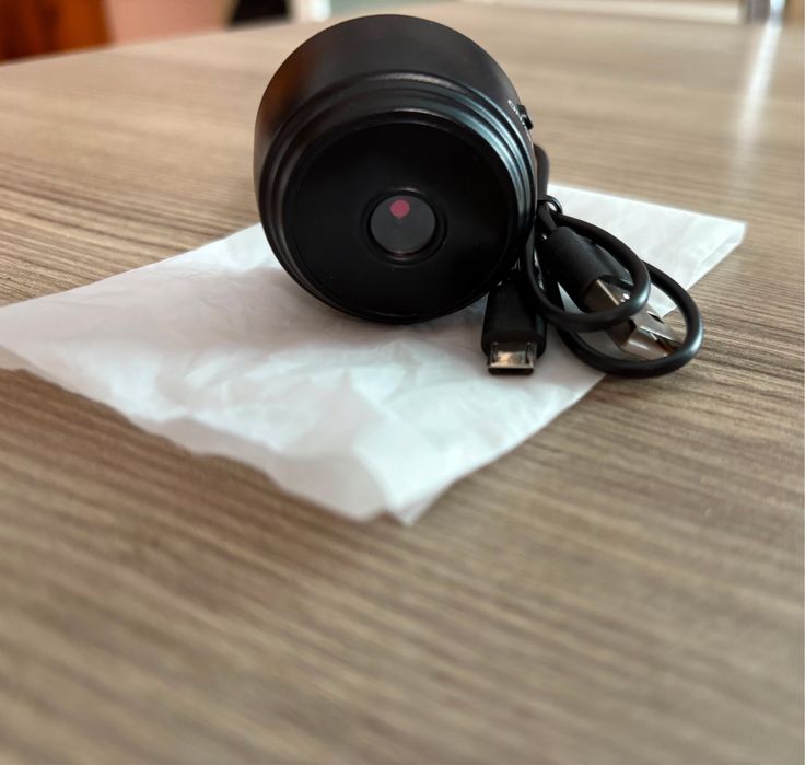 Компактна мини камера с USB кабел и слот за microSD карта