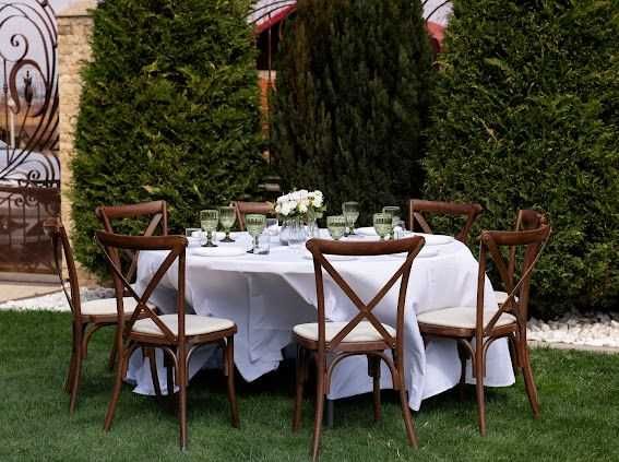 Mobilier premium pentru evenimente – închiriem scaune lemn, mese și veselă elegantă