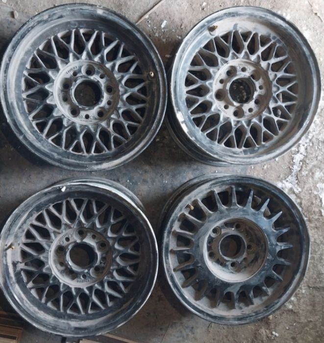 Диски R15 на BMW. Один отличается.