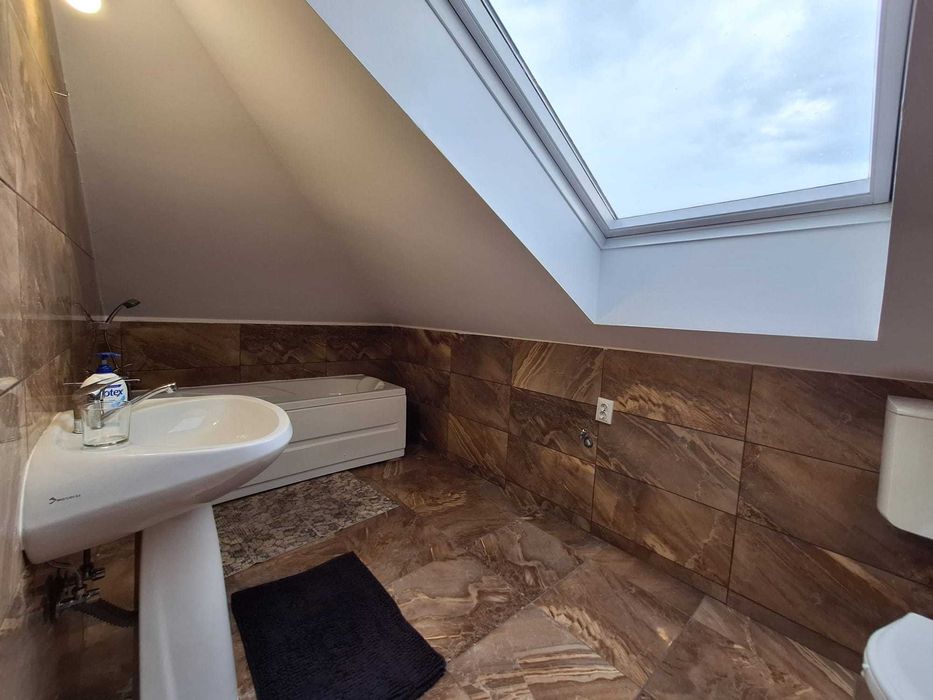 Persoană fizică vând apartament tip mansardă 3 dormitorare + living cu bucatarie open space, situat pe Strada Florilor