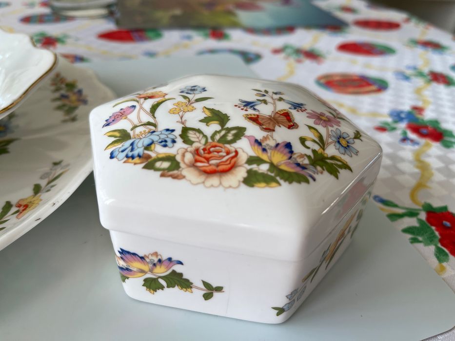 Сет от качествен английски порцелан.