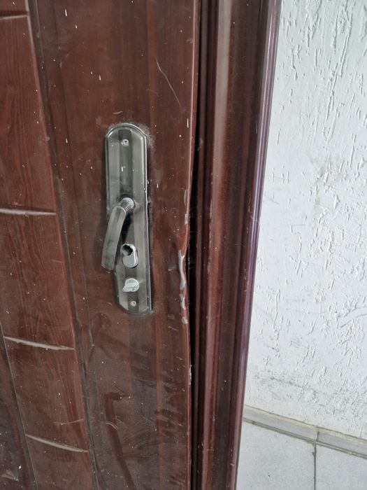 Продам металлическую дверь