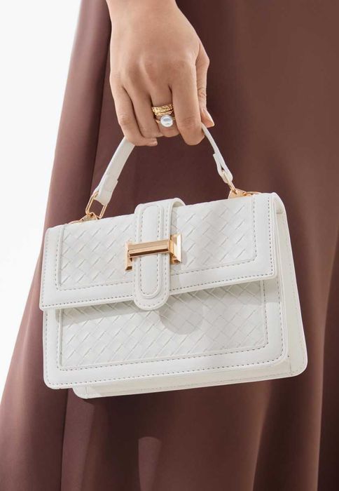 Белая женская сумка с клапаном — стильный и изящный аксессуар