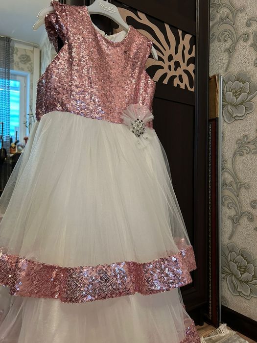 Продаётся платье с пайетками для девочек