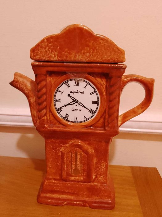 Два порцеланови чайника: "Кокошка" и "Биг Бен"