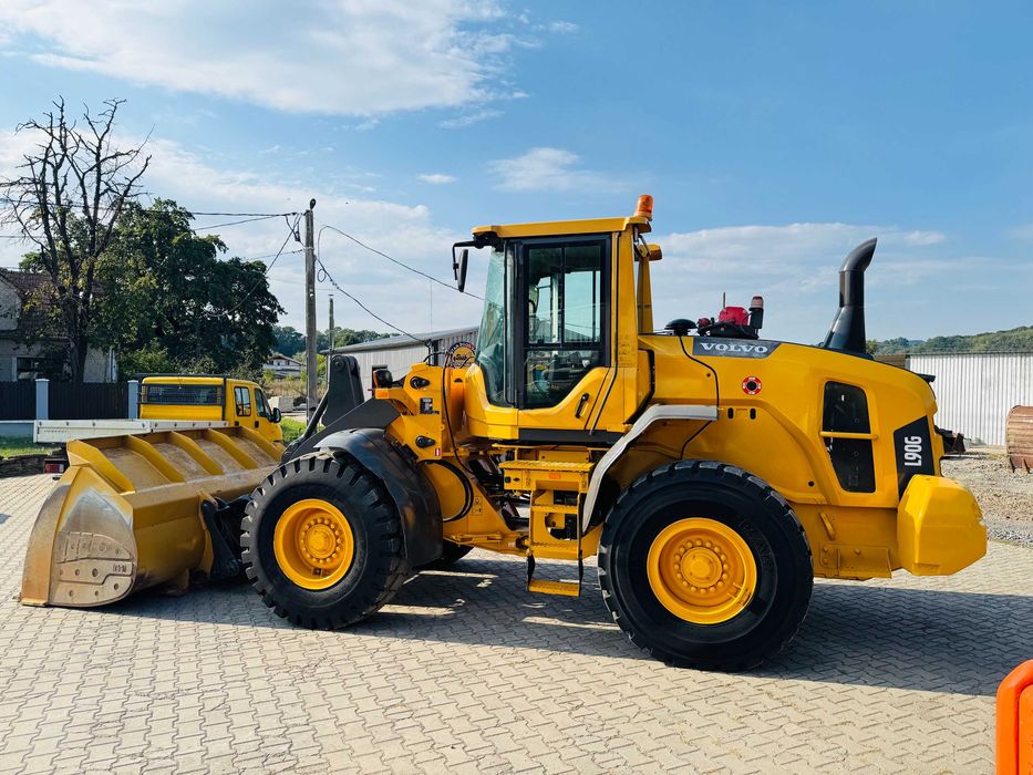 Incarcator frontal Volvo L 90 G, an fabricatie 2014, 18 tone, cupa Hardox 3.5mc, stare TOP !