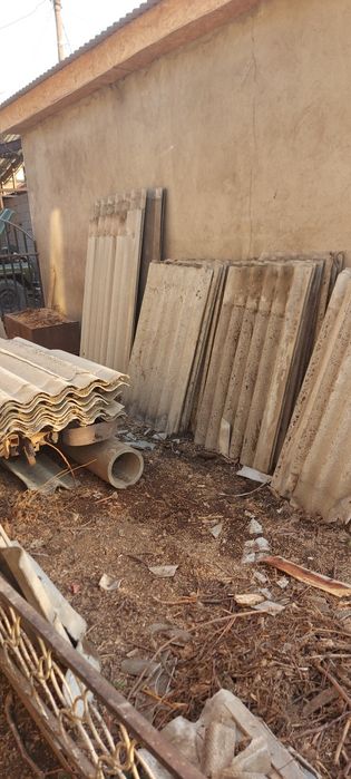 Оконные рамы и шифер старые.