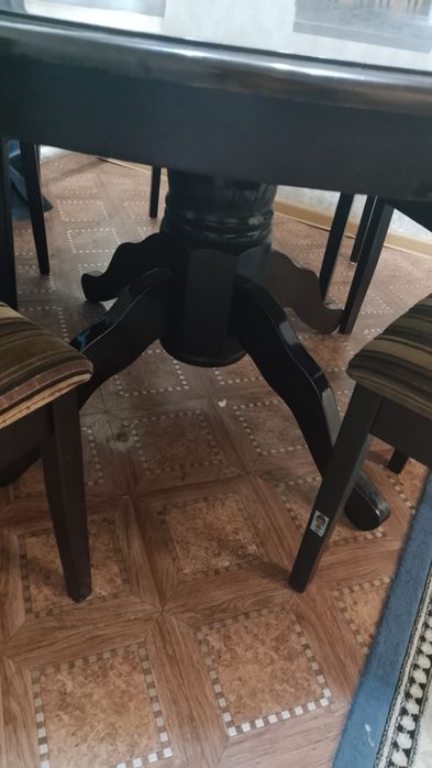 Круглый стол со стульями