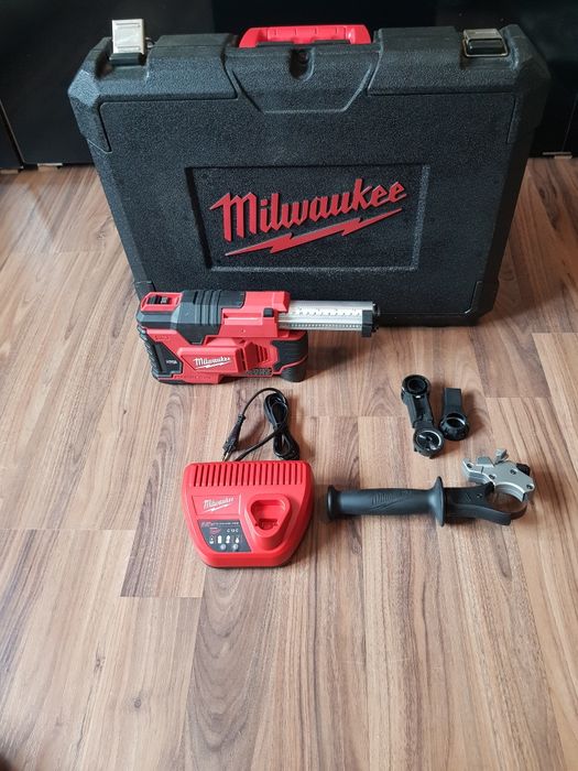 Aspirator Milwaukee M12 ca NOU