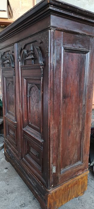 Dulap antichități restaurat