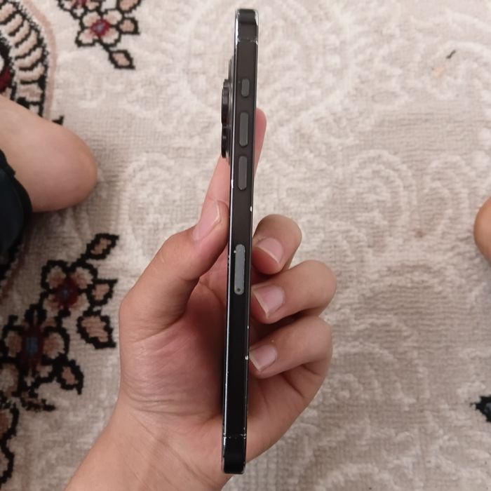 Telefon ishlaydi, lekin ekrani siniq, ko‘rsatmaydi.
Orqa korpusi ham s