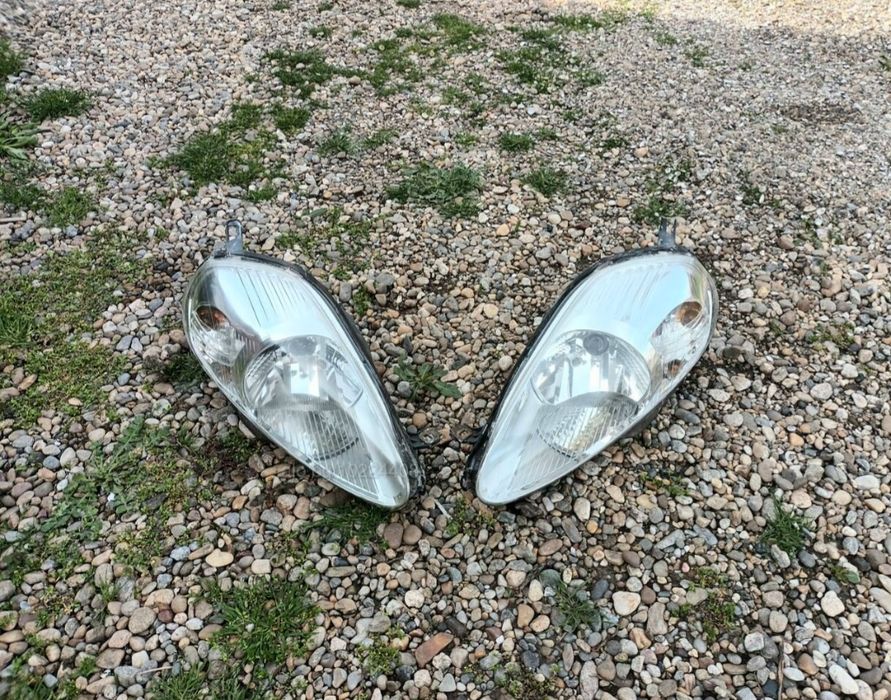 Оригинални фарове за Fiat Grande Punto / Punto Evo (комплект)
​Описание:
​Продавам комплект оригинални предни фарове (ляв и десен) за Fiat Grande Pun