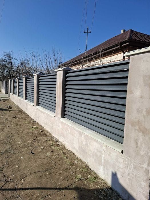 Garduri si porti din sipca metalica, panouri stil jaluzele, tabla cutata, plasa bordurata, fier forjat, BCA si beton si alte modele disponibile