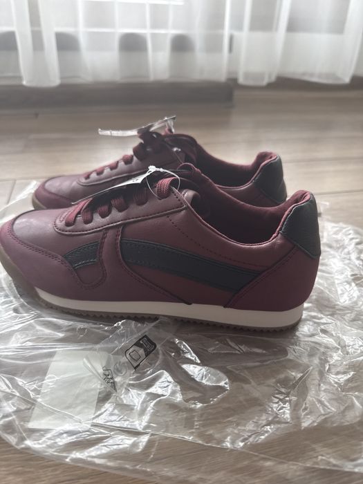 Vând  din papuci din piele Next , marimea 37