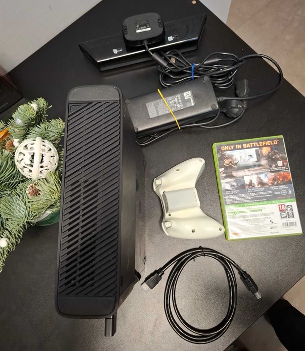 Xbox 360 E 500 GB Modat cu 35 de Jocuri