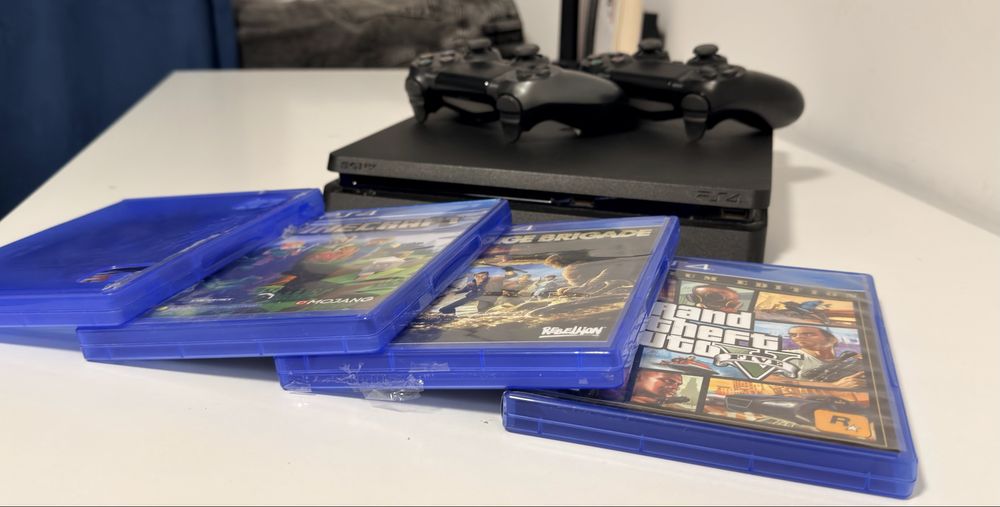 Playstation 4 cu 2 console si 4 jocuri