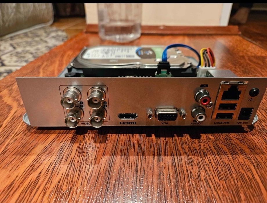 DVR camere supraveghere Hikvision pentru 4 camere + Hard 1TB