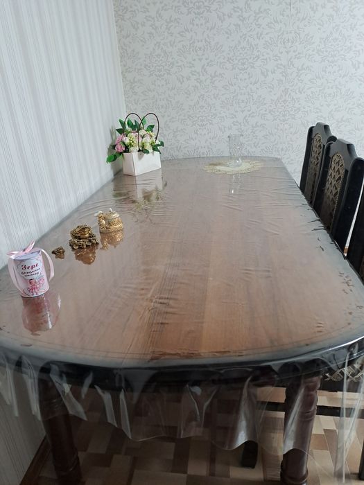 Продам стол со стульями.