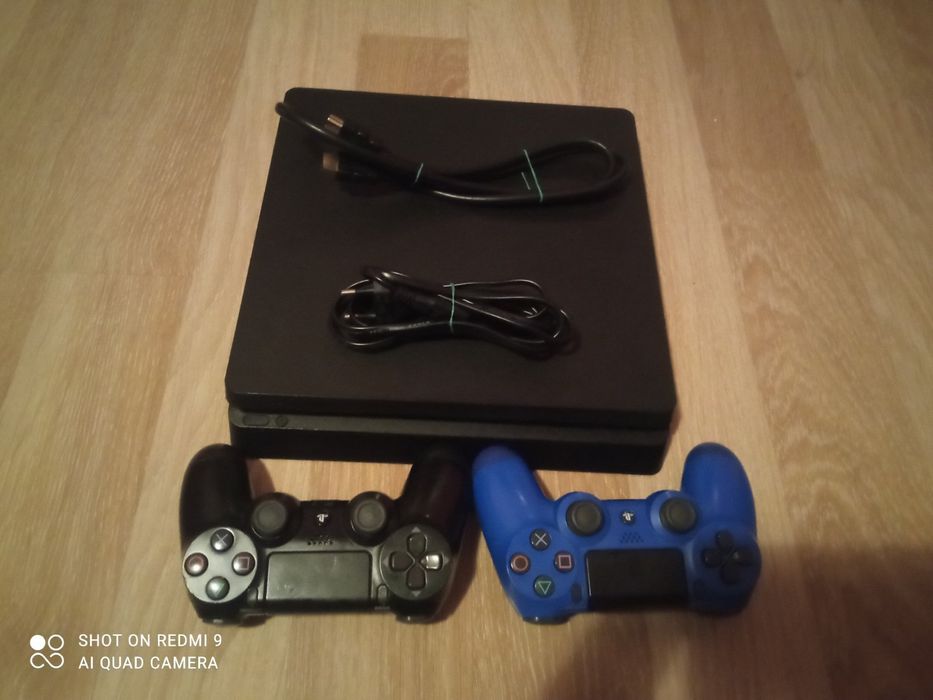 Продавам ps.4 в отлично състояние. Включва два оригинални  джойстика.