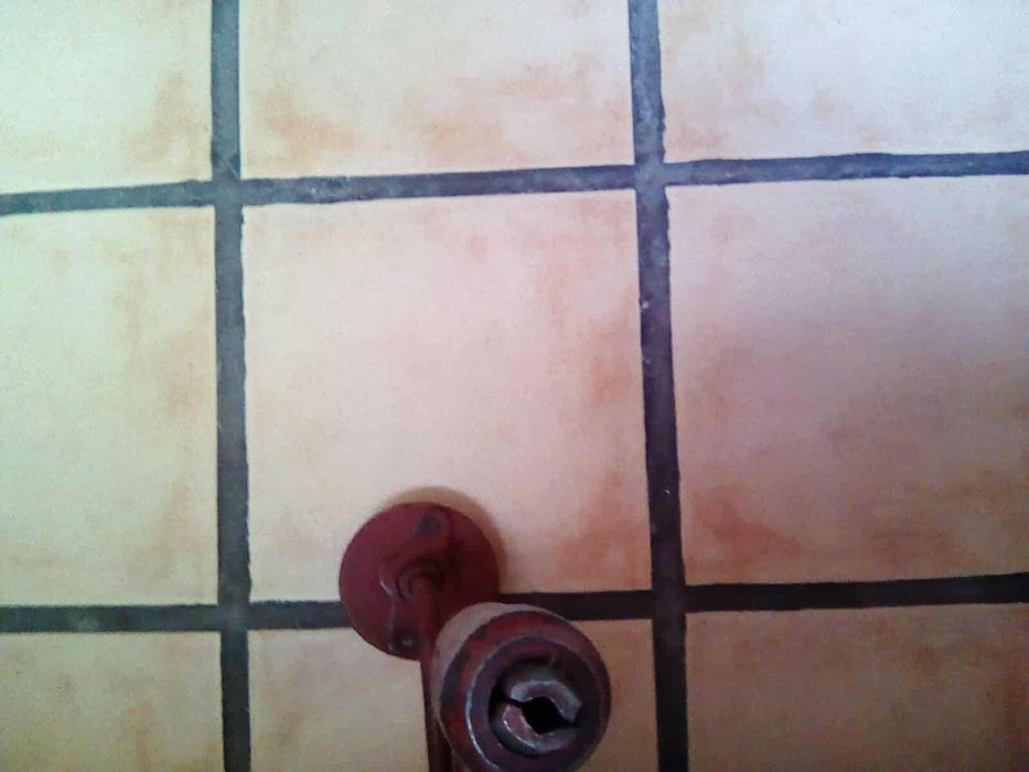 маткап, дърводелски ползван алуминиев нивелир и ниска дървена масичка