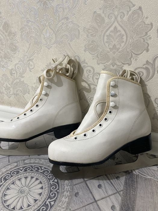 Коньки фигурные женские
