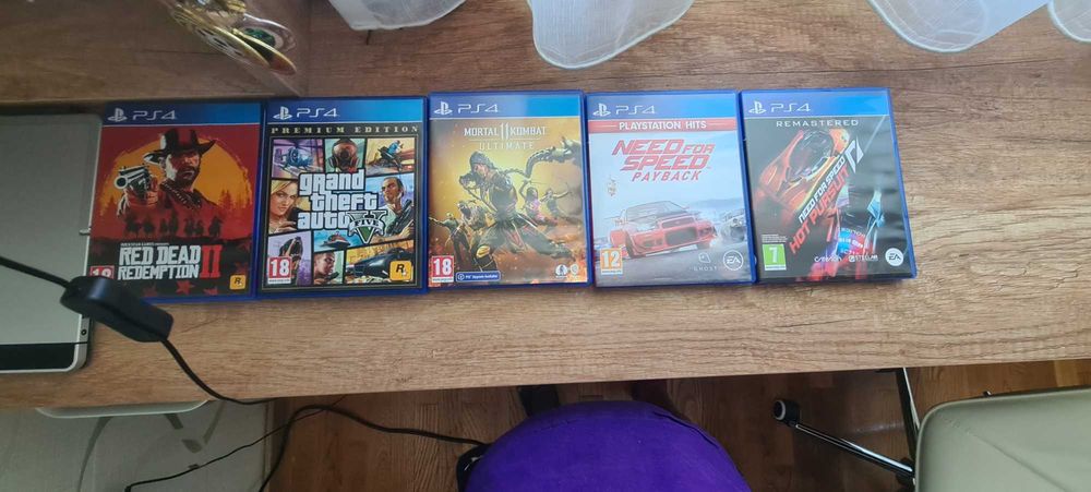 Playstation 4 с 17 игри към него