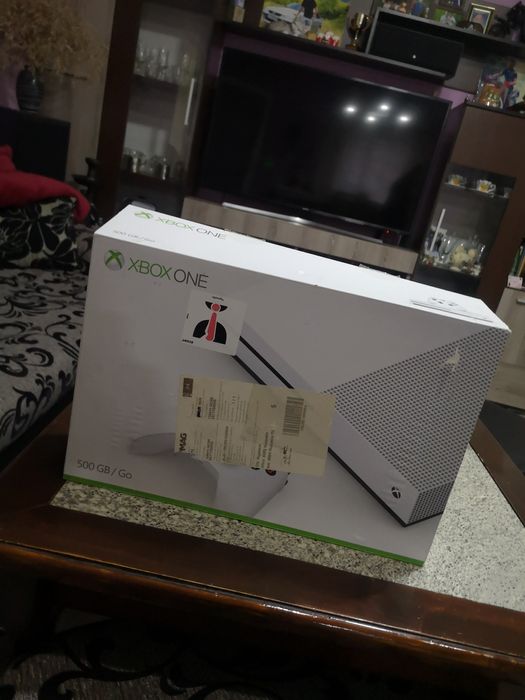 Xbox One S 512gb с 2 контролера