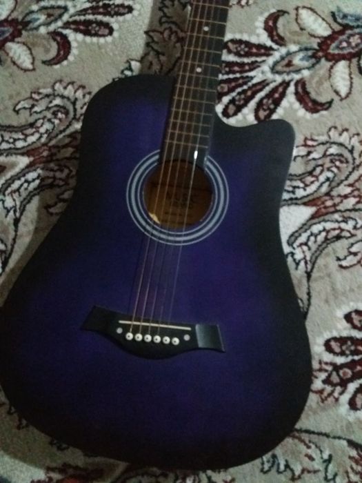 Gitara sotiladi holati yaxshi