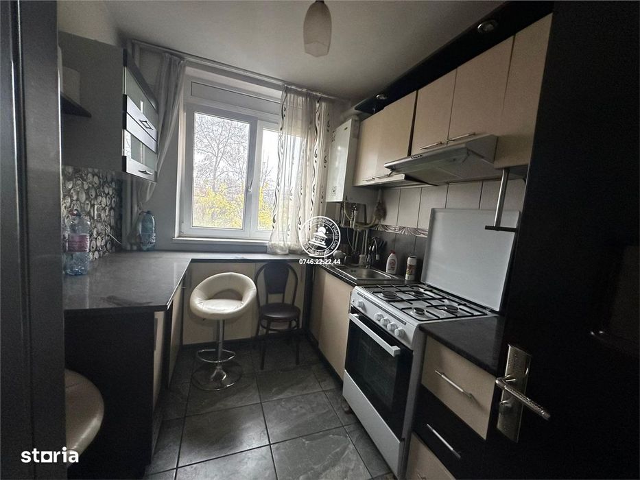 Apartament 3 camere de vanzare, Podu Ros