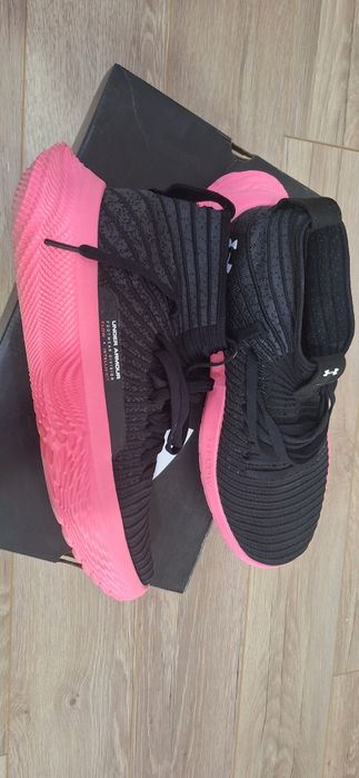 UNDER ARMOUR маратонки