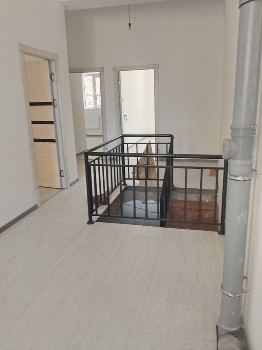 Квартира сотилади.Янгийул шахарда.