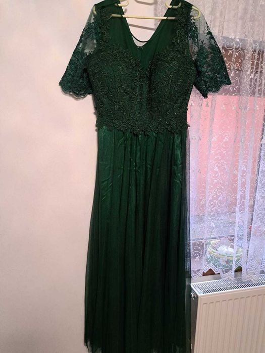 Vand rochii de ocazie